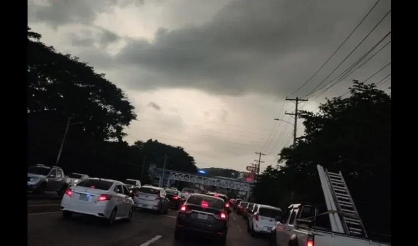 Recomiendan a la ciudadanía tomar precaución ante posibles vientos cruzados y turbulencia en algunas regiones con carreteras, ya sean cercanas o en áreas montañosas.