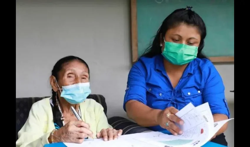 Doña Felipa Ruiz junto a su nieta. Foto cortesía. 