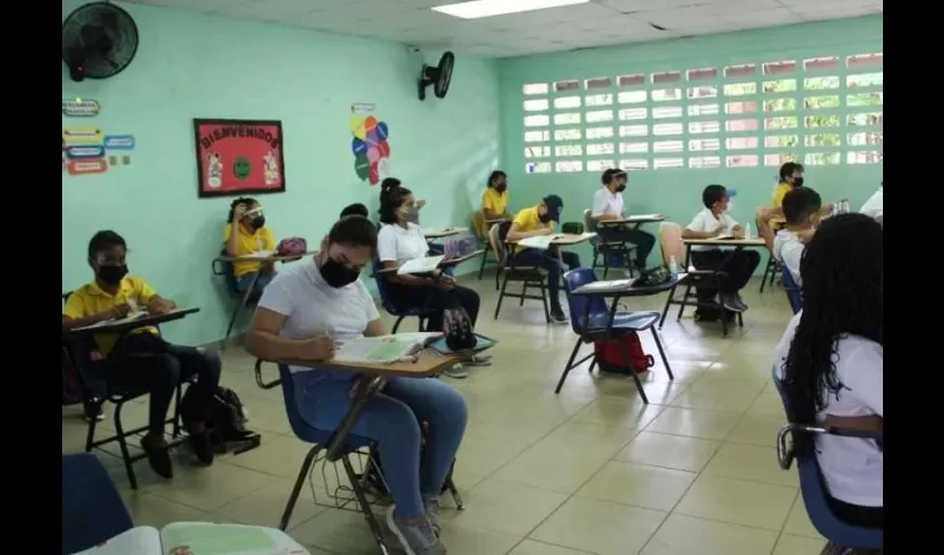 Tras dos años de pandemia, los jóvenes regresaron a clases bajo un estricto protocolo de bioseguridad. 