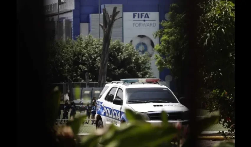 Vista hoy de un vehículo policial en la sede de la Federación Salvadoreña de Fútbol, en San Salvador (El Salvador). EFE.