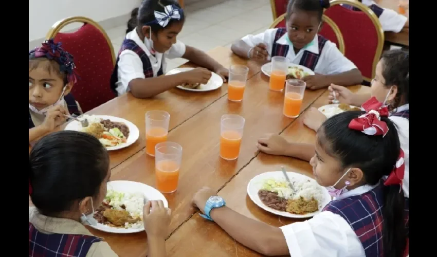 Niños aprovechan de un desayuno saludable. 