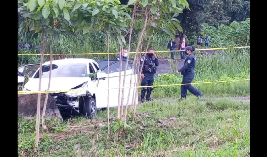 vistas del auto que fue afectado por el tiroteo. 