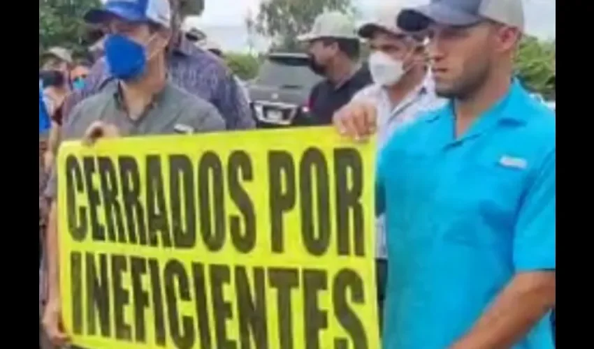 Moradores protestando por la falta de respuestas. 