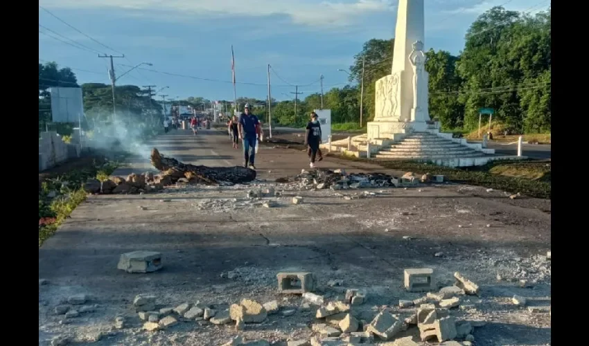 Manifestantes cerraron la calles con árboles y hasta pedazos de cemento.