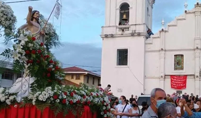 La fiesta religiosa reúne a muchas personas. 