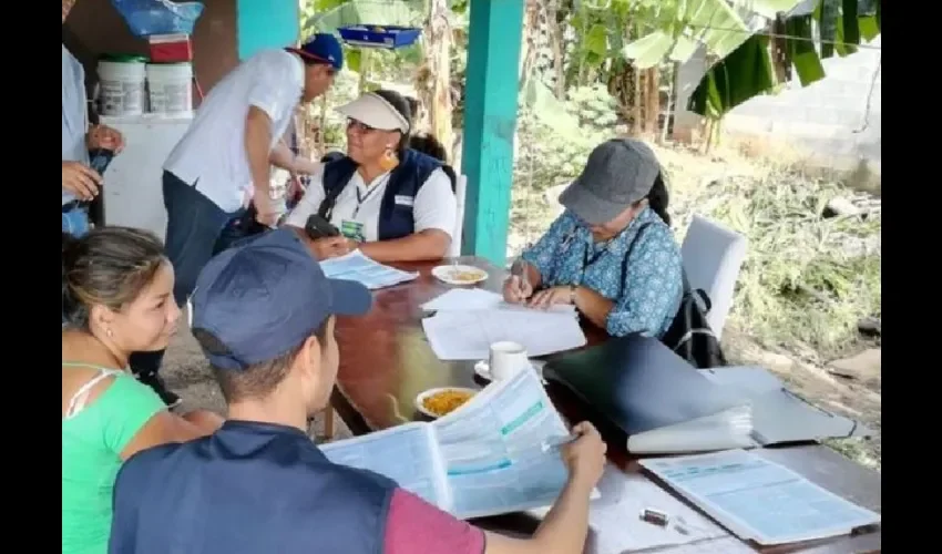 Voluntarios realizan el censo en una vivienda. 