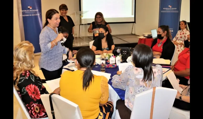 Docentes participan activamente de diversos talleres. 