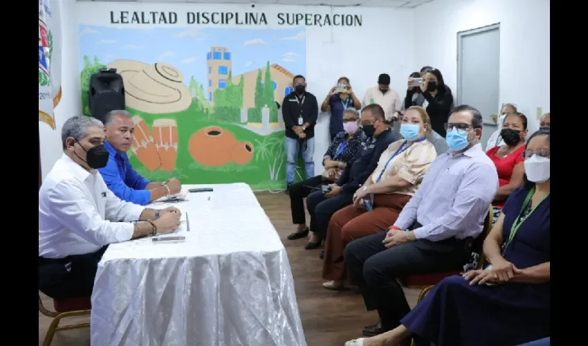 Firma del convenio entre empresas. 