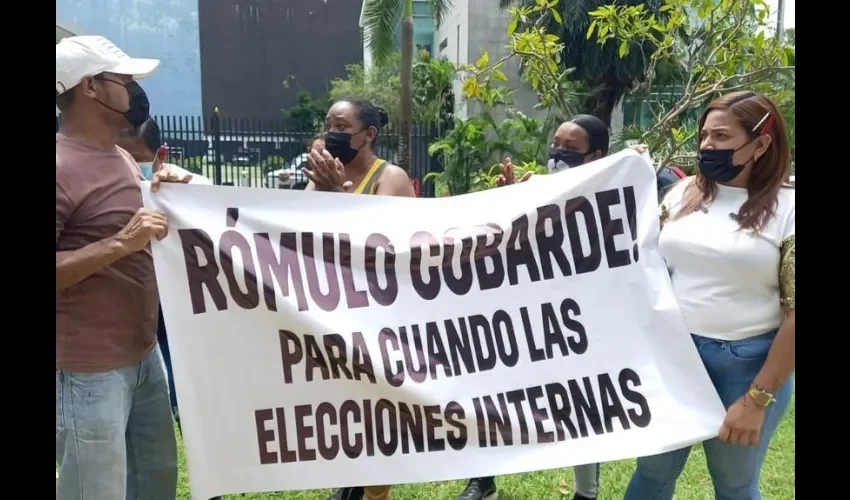 Simpatizantes se mantiene con pancartas exigiendo la cara de Roux. 