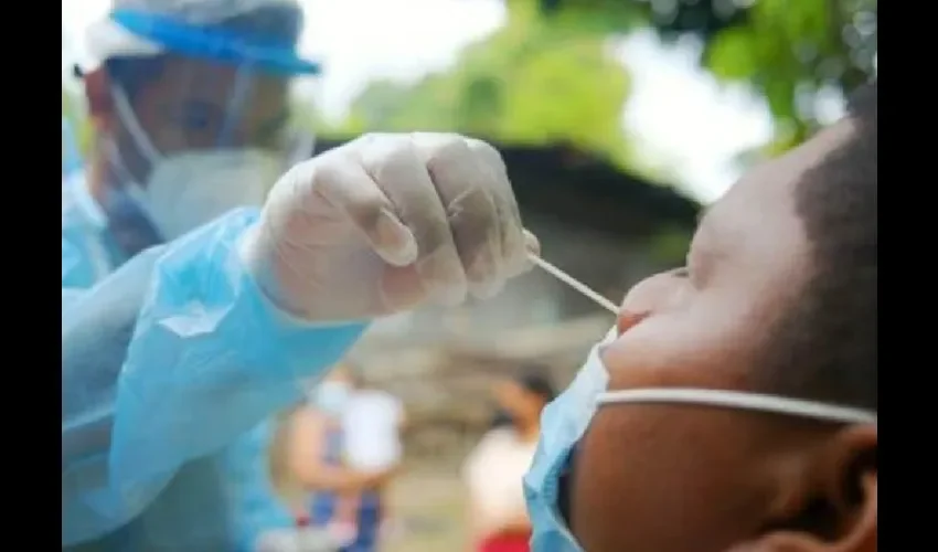 Personal de salud realizando un hisopado. 