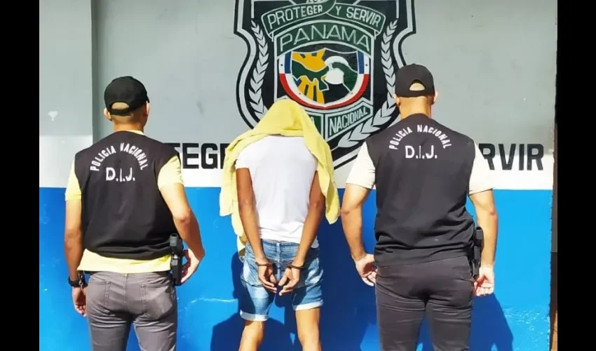 PN durante la captura de uno de los implicados en delitos varios. 