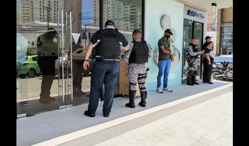 La sucursal fue rodeada de policías. 