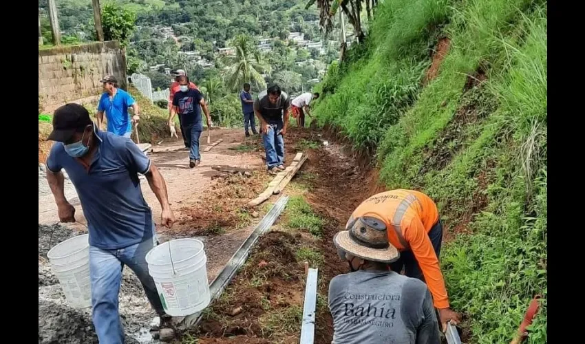 Las personas cooperan al brindar su apoyo.