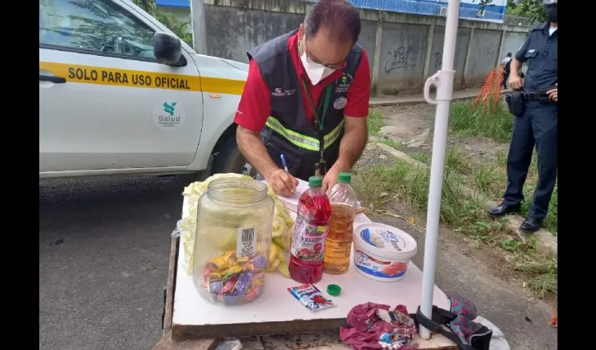 Inspectores decomisan mercancía de puestos sin permisos. 