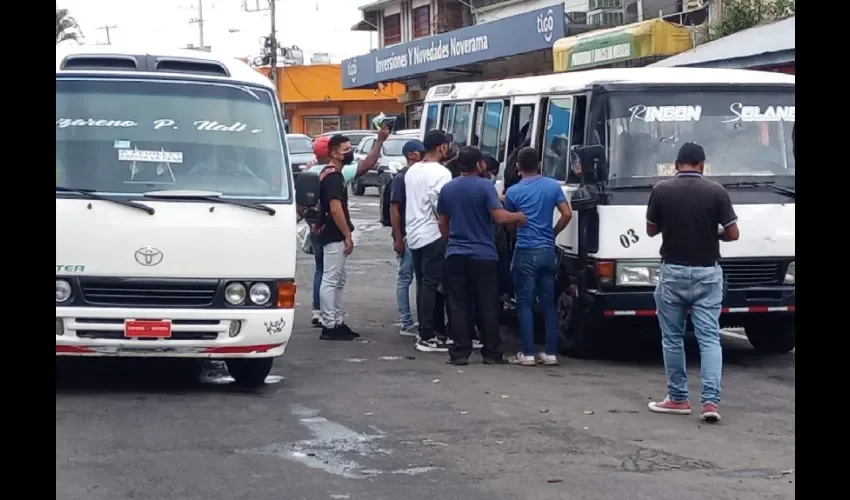 Parada de buses en La Chorrera. 