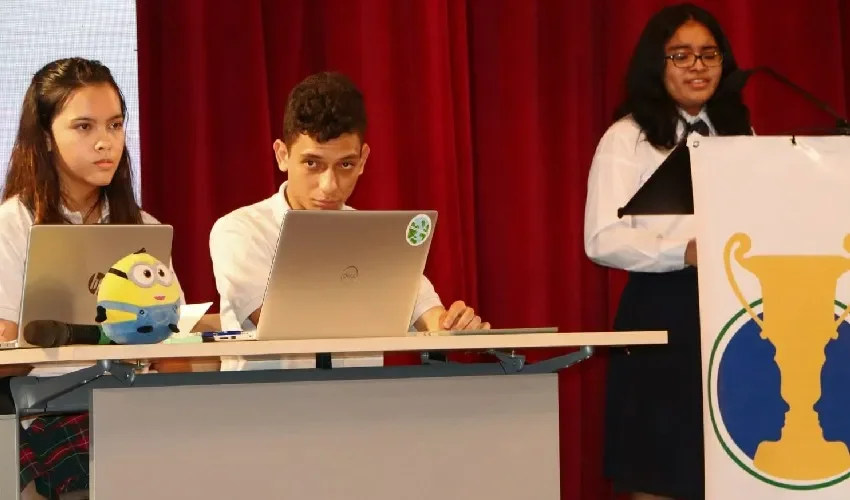 Participantes en la Copa de Debate.