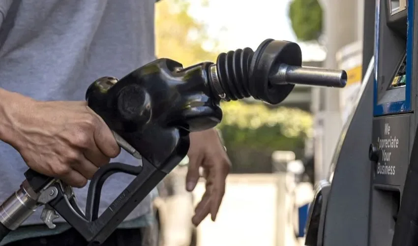 Una persona despachando gasolina.