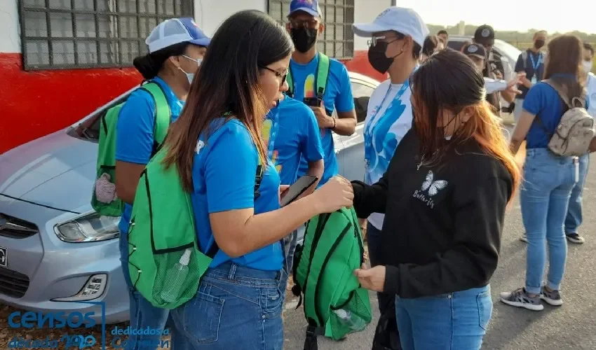 Los jóvenes andan identificados con tshirt y carnet.