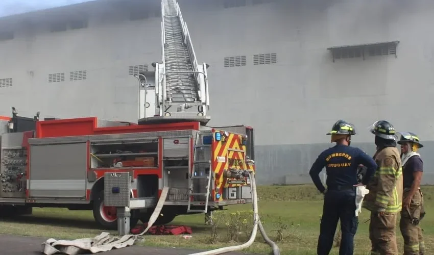 Los camisas rojas en el área del incendio. 