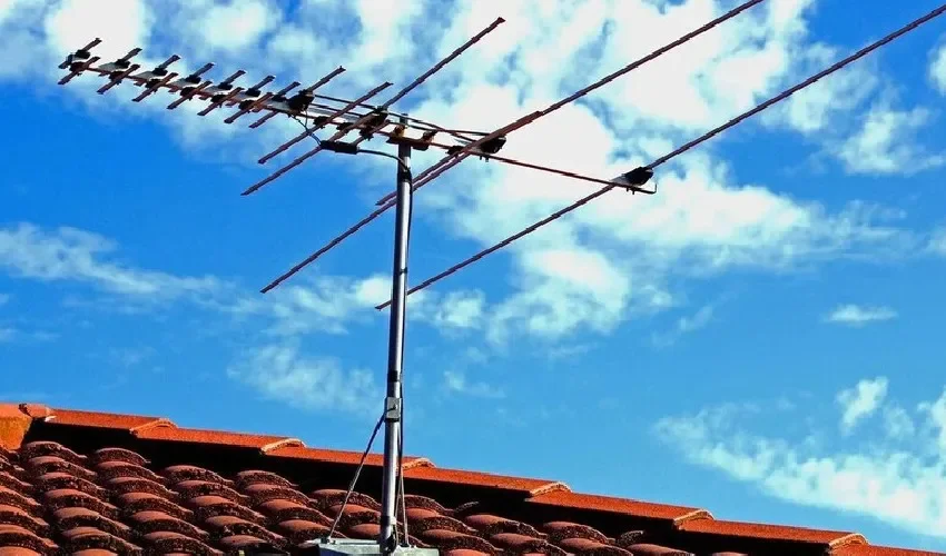 Antena de televisión sobre el techo de una casa. 