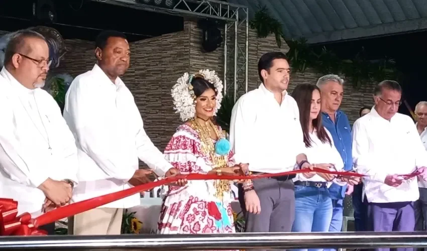 Corte de cinta e inauguración de la feria. 