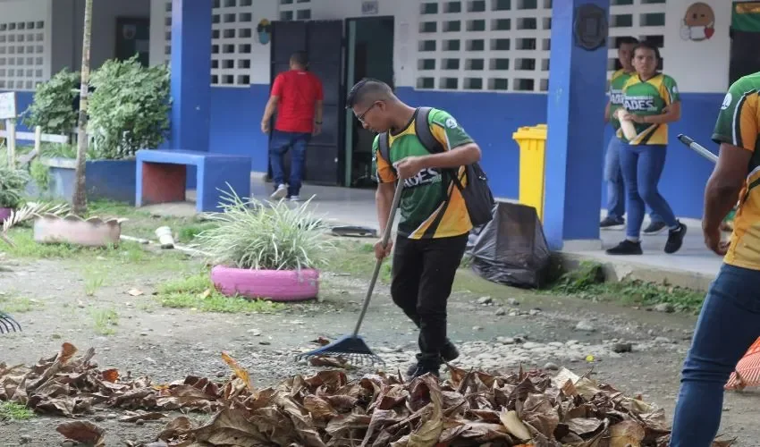 Los jóvenes buscan apoyar los centros. 