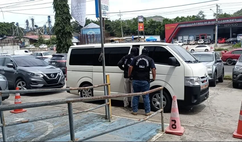 Los detenidos fueron conducidos por la policía. 