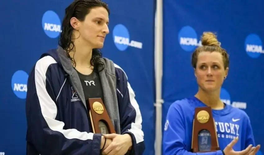 Riley Gaines observa a Lia Thomas, la nadadora transgénero que ganó de la prueba en el campeonato de natación universitario (Brett Davis-USA TODAY Sports)