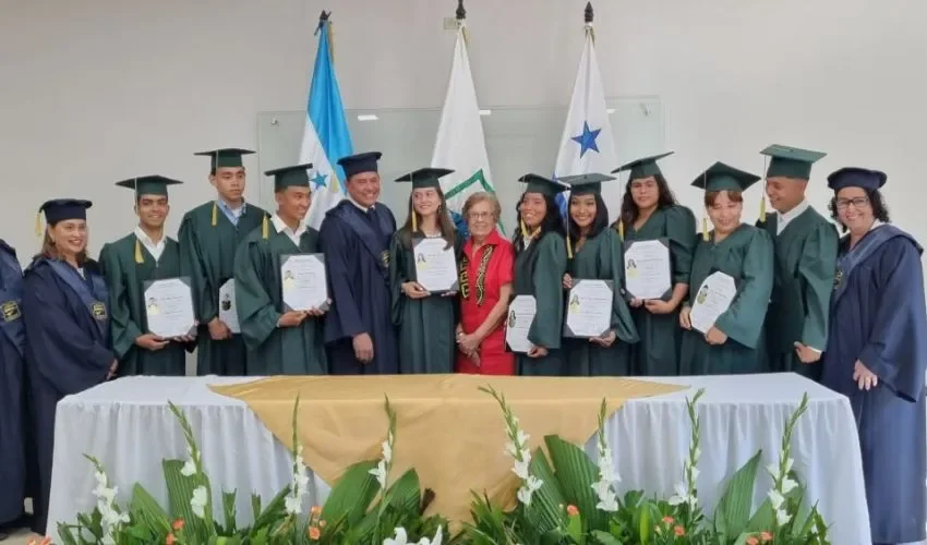 Los estudiantes celebraron el logro. 