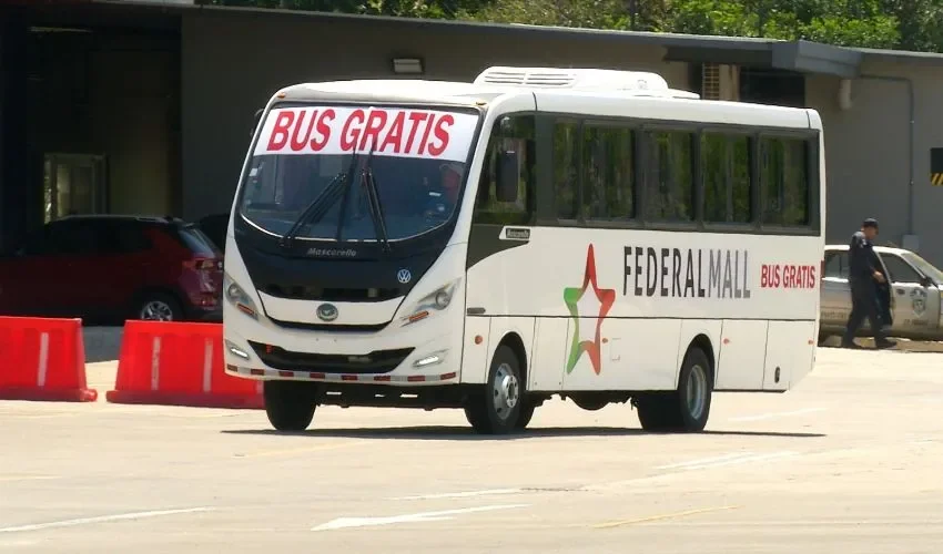 Vista del bus gratuito circulando por las calles. 