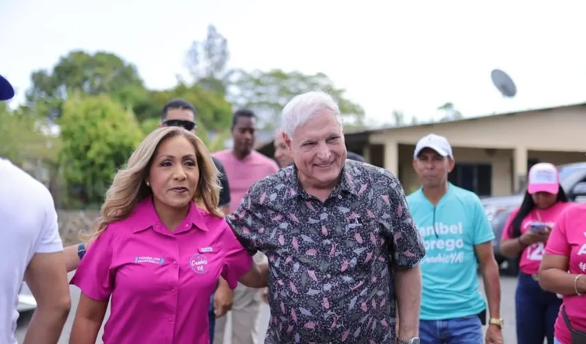 Martinelli junto a Ábrego como muestra de apoyo. 