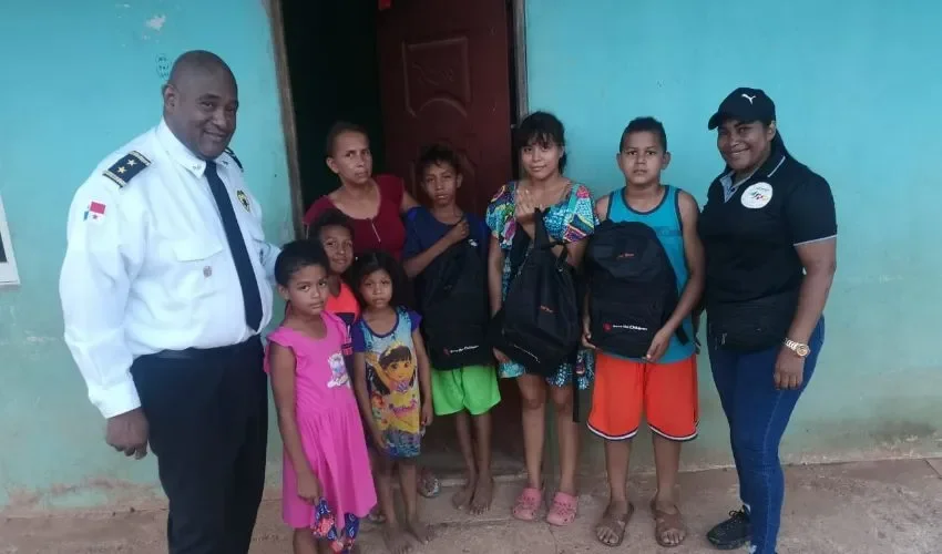 Entrega de los útiles escolares. 