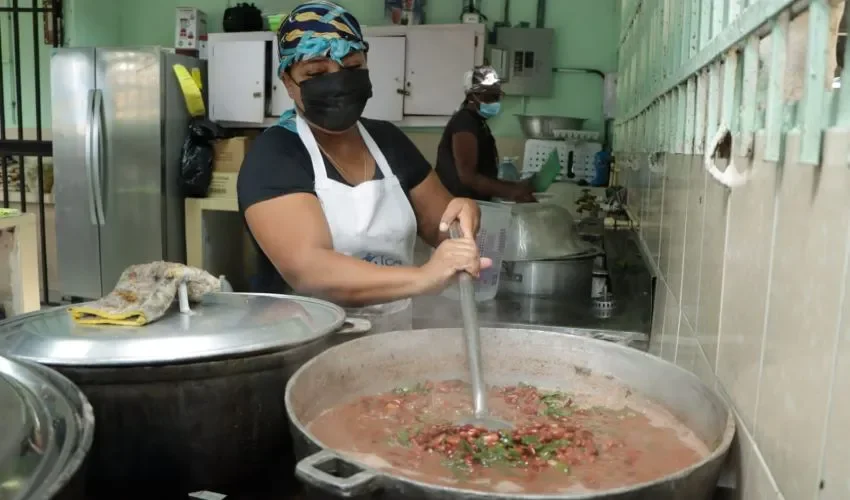 Un plato de comida caliente se le sirve a los niños en los planteles educativos. 