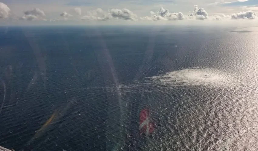 Imagen captada desde un avión F-16 danés el pasado 27 de septiembre, facilitada por el Comando de Defensa danés, que muestra una fuga del gasoducto Nord Stream 2 frente a las costas de Bornholm, en el Mar Báltico. EFE