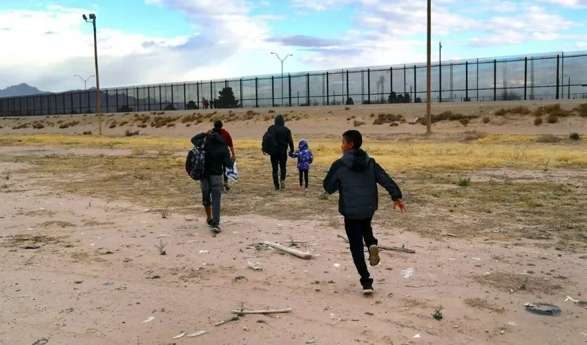 Vista de las personas que buscan cruzar la frontera. 