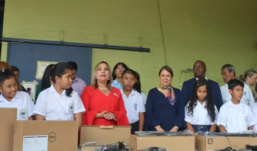 Momento de la entrega de los equipos. 