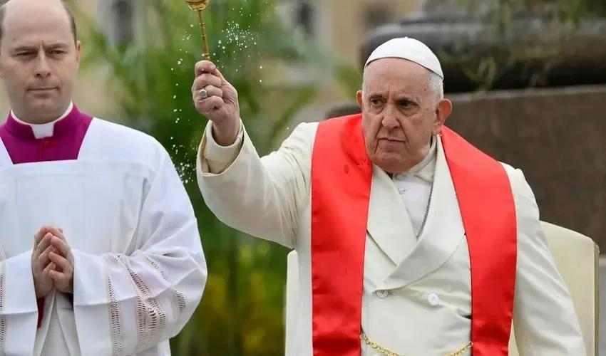 Con un largo abrigo y pese a la voz ronca, el papa Francisco ofició la misa del Domingo de Ramos en la Plaza de San Pedro del Vaticano.