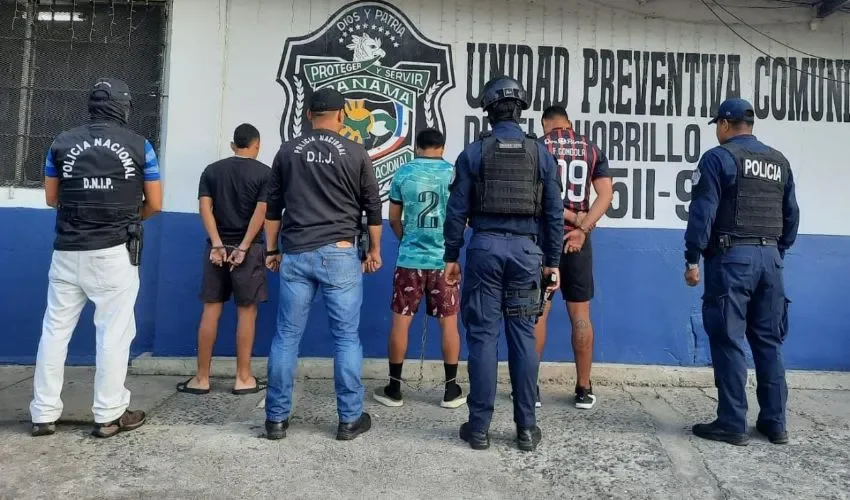 Unidades de la policía vigilan a los detenidos. 