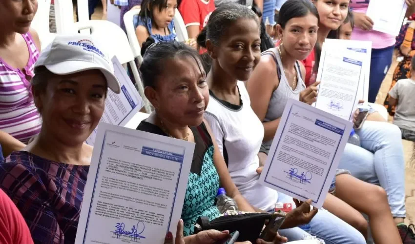 Las familias se  mantienen alegre con los títulos de propiedad. 