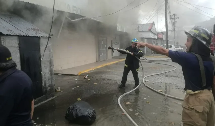 Bomberos en medio de las labores de extinción del siniestro. 