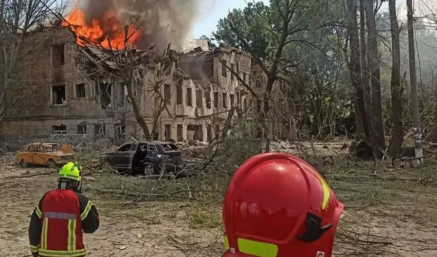 Explosión en una clínica de Dnipro, Ucrania central, tras ser bombardeada este viernes.