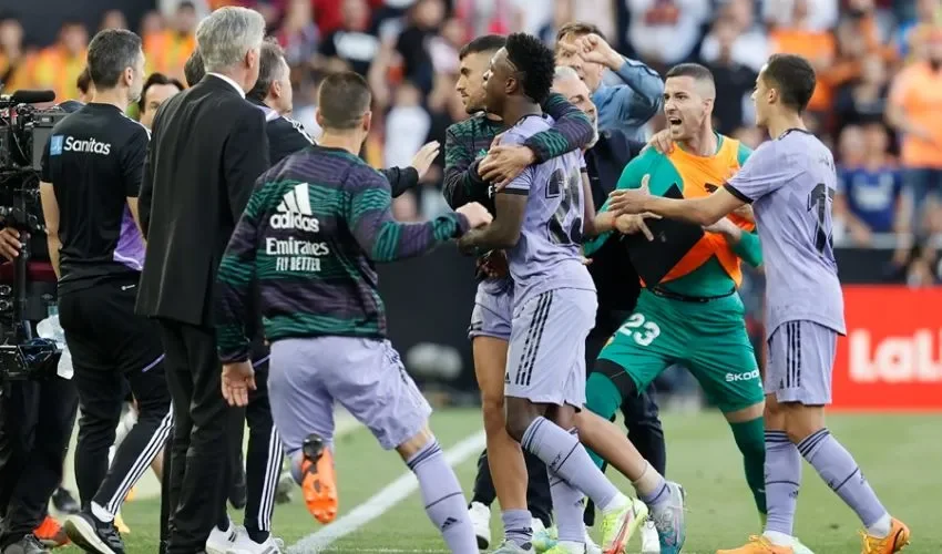 Vinícius Júnior (c) es expulsado durante el partido correspondiente a la jornada 35 de LaLiga Santander. EFE/ Kai Forsterling