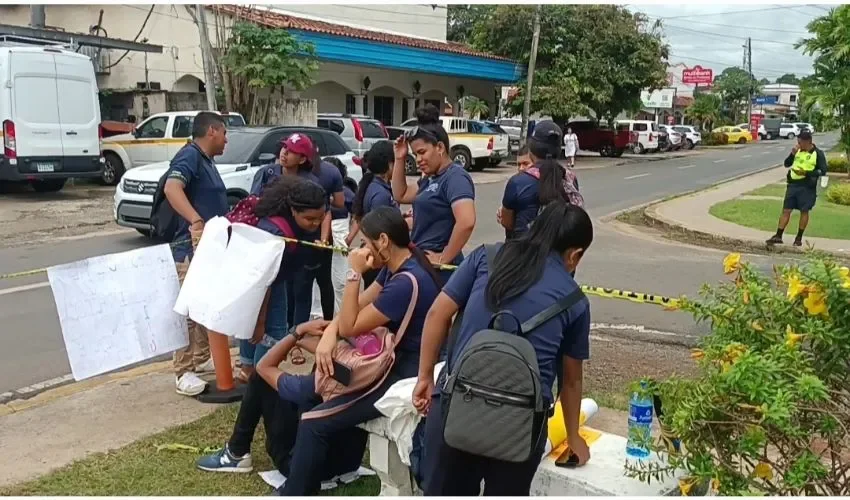 Los estudiantes siguen molestos por la decisión. 