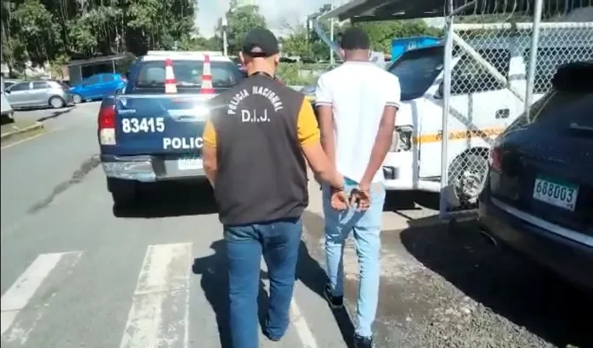 El agente condujo al detenido.