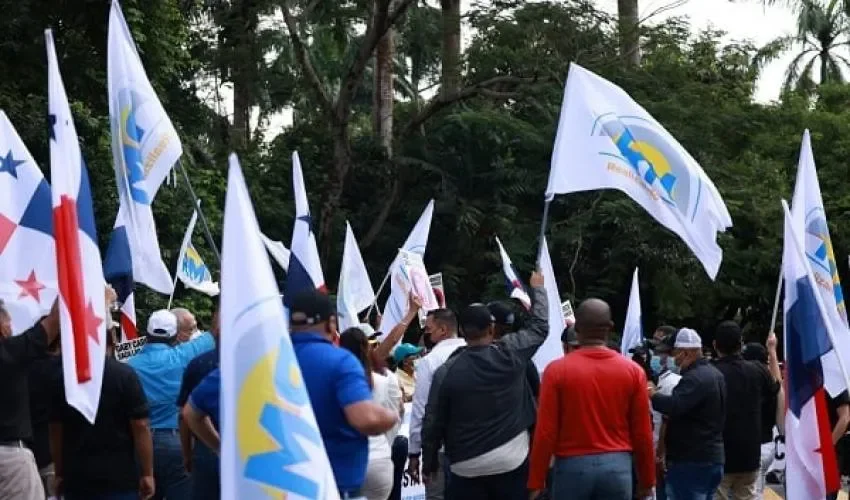 Simpatizantes con banderas del colectivo. 