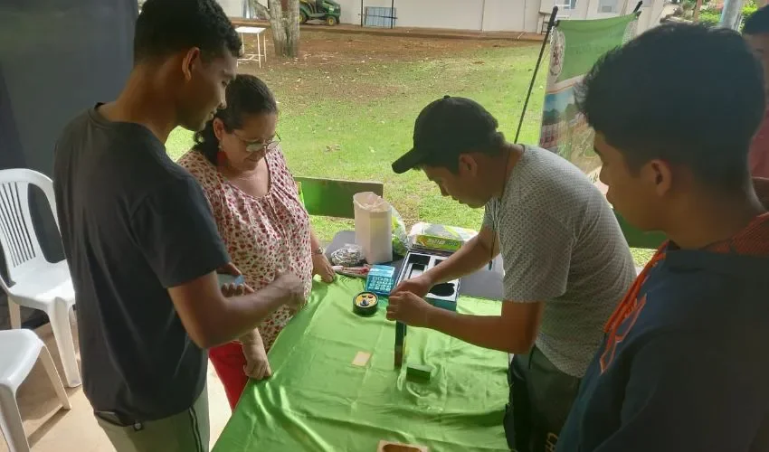 Los profesores apoyaron a los jóvenes durante el evento. 