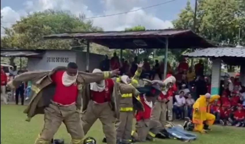 La actividad contó con la participación de varios camisas rojas. 