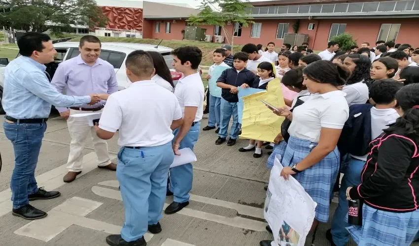 Las personas esperan respuestas de las autoridades. 