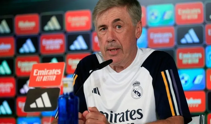 El técnico del Real Madrid CF Carlo Ancelotti da una rueda de prensa. EFE/ Fernando Alvarado