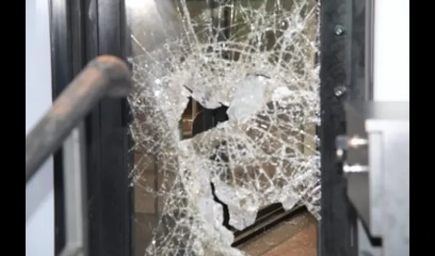 Los delincuentes rompieron la puerta de seguridad del banco. 